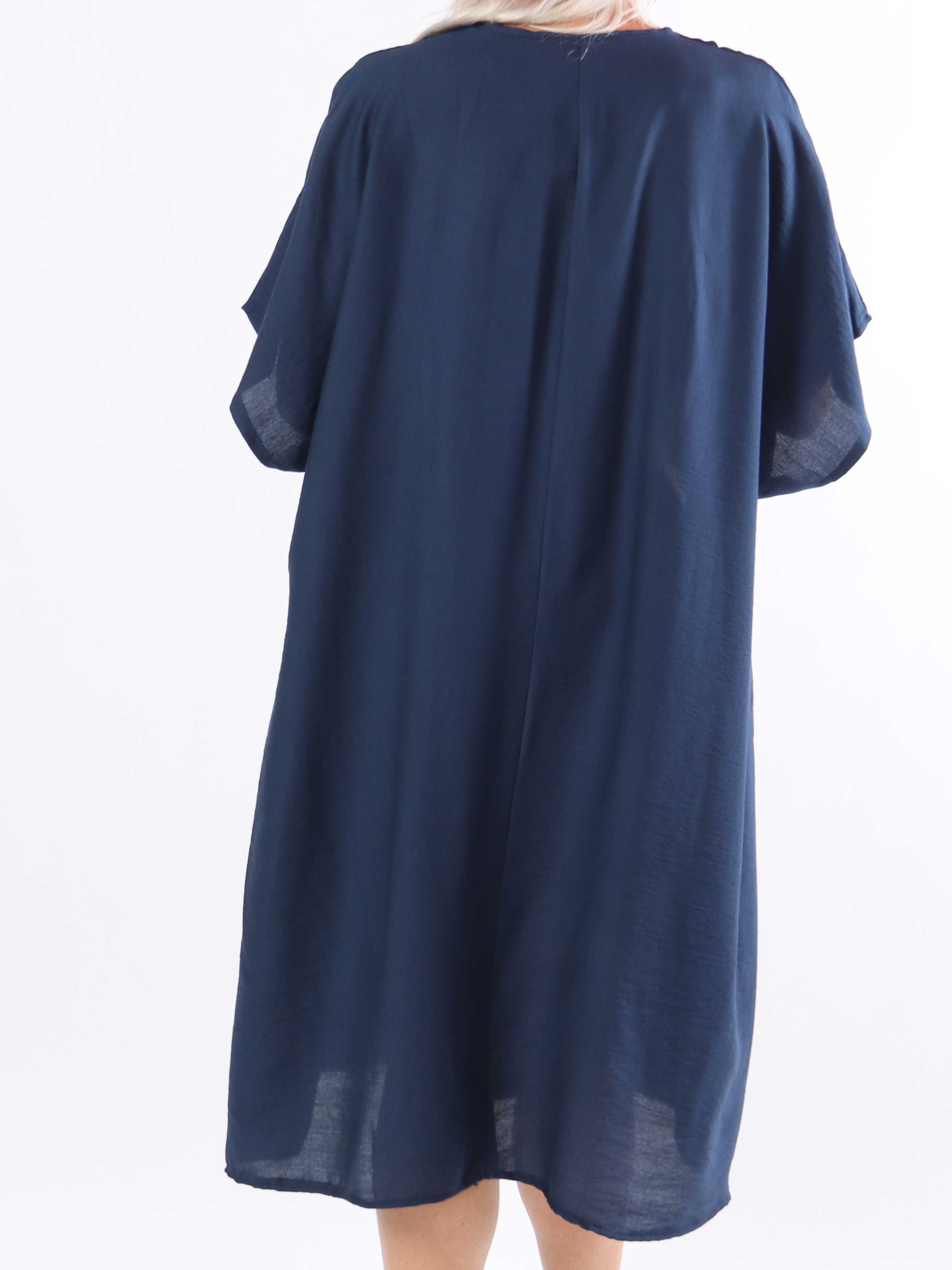 Astrid - Simpel plus size kjole med v-udskæring